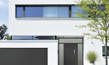 Hörmann bietet seine Aluminium-Haustüren         ThermoSafe und ThermoCarbon serienmäßig ohne Aufpreis mit der Sicherheitsausstattung RC 3 an.