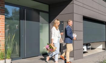 Die neue ThermoPlan Hybrid Haustür aus Aluminium von Hörmann sorgt für eine großzügige und moderne Ansicht: Sowohl von der Außen- als auch von der Innenseite sind das Türblatt und die Zarge flächenbündig.