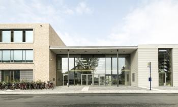 Blick auf den großzügig gestalteten Eingangsbereich der Gesamtschule in Lippstadt.